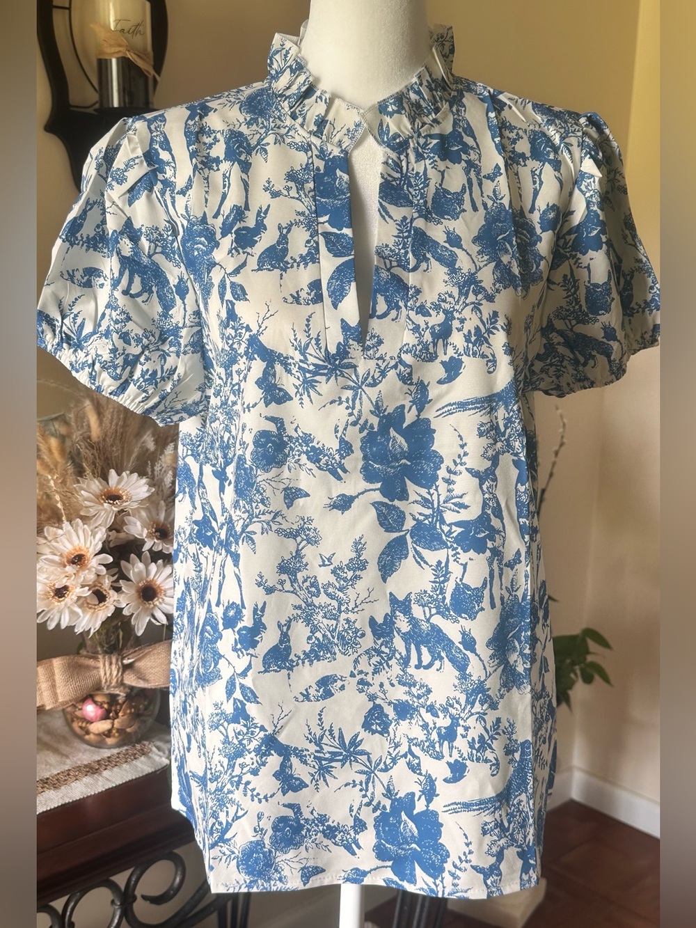 It is Well Boutique Floral Print Ruffle V-Neck Blouse NWT Medium